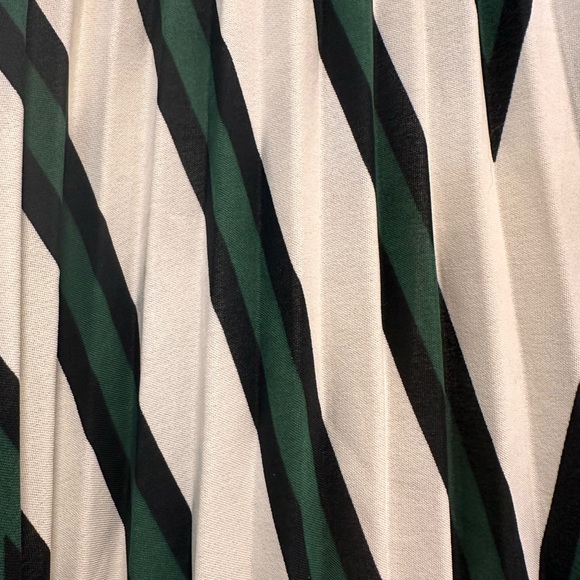 Pleated midi skirt with green and black chevron stripes - Picture 3 of 5